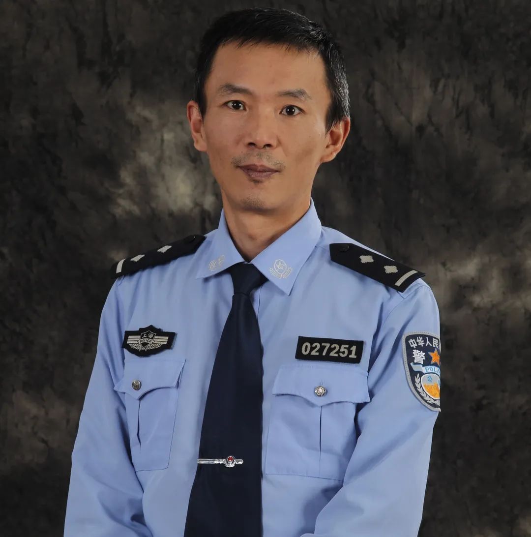 警民直通车上海|【警察故事】从橄榄绿到藏青蓝，无悔的选择与坚守