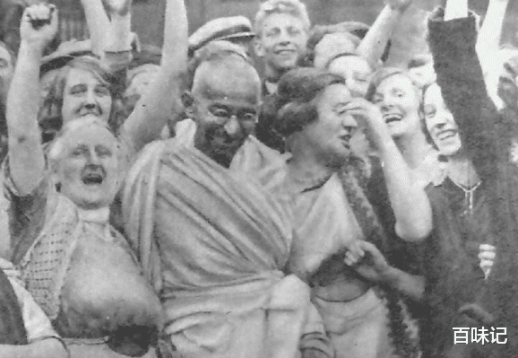 甘地传|圣雄甘地老照片：长期与少女同浴同睡，死后女信徒为其殉葬！