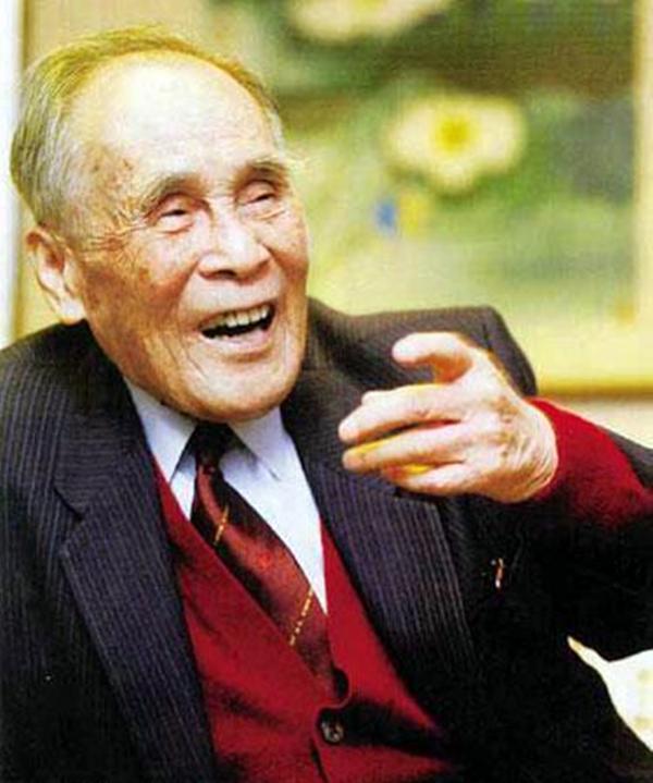 趣观历史|他以国葬规格下葬，上千亿身家尽数上交国家，儿子开出租车为生