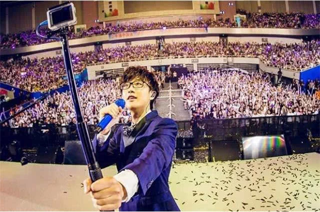 『许嵩』平时像个“过气”歌手，一开演唱会却座无虚席，票都抢不到