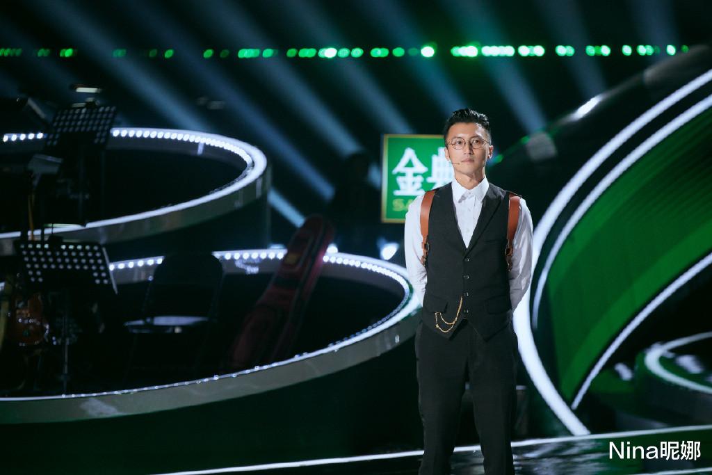 谢霆锋|40岁谢霆锋做导师真时髦，穿高领毛衣，罕见“贵妇”披肩太洋气