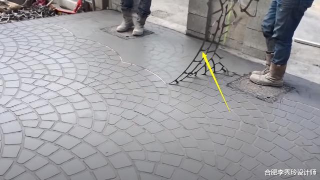 @你们家院子铺水泥没掌握精髓！人国外不等干透用个模具一压，以为铺了六角砖