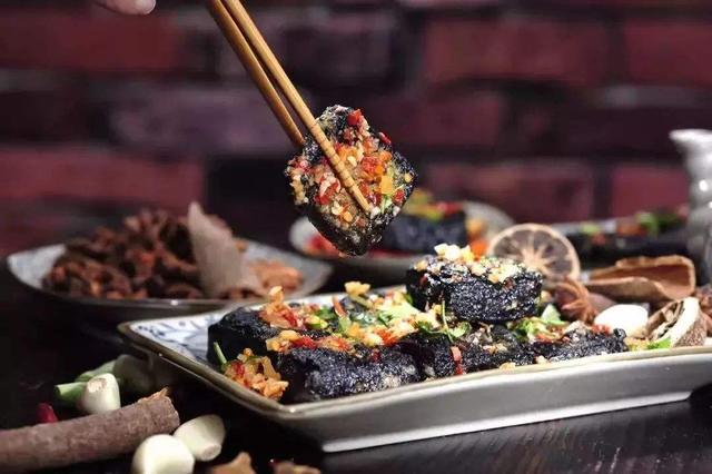 趣观历史|132年前爷爷煮菜忘关火，意外熬出一调味品，为孙子带来千亿财富