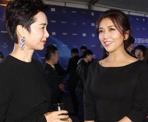 张译|52岁江珊输惨了，同框蒋雯丽气质被碾压，“斑马裙”配马尾辫太土