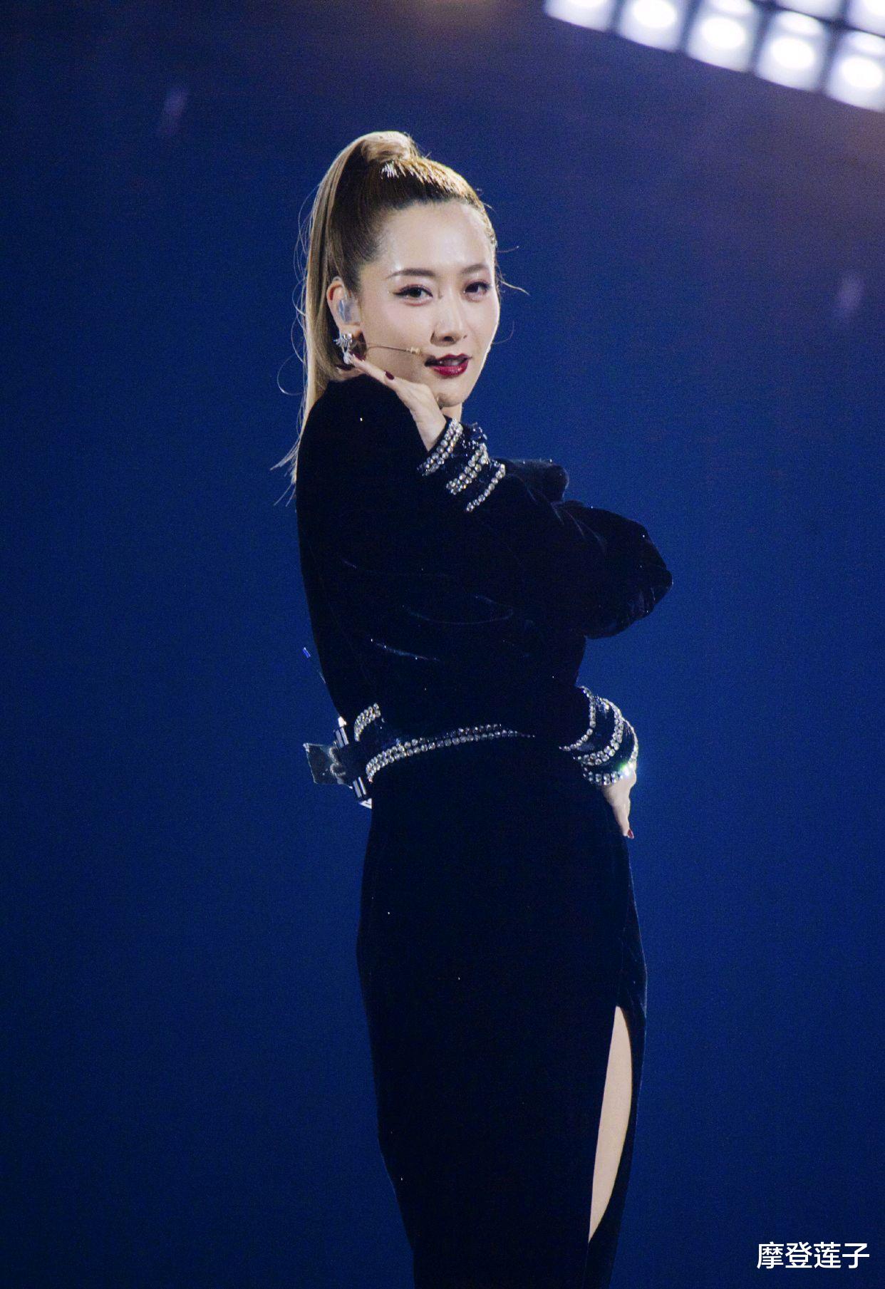 穿衣搭配|白冰的“奶奶灰”双马尾太抢镜,穿亮片枣红色外套,鬼马少女上线