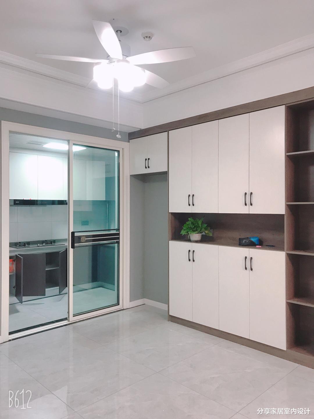 |她家断离舍装修，金属线条做电视墙，吊顶无灯带，简单耐看不过时