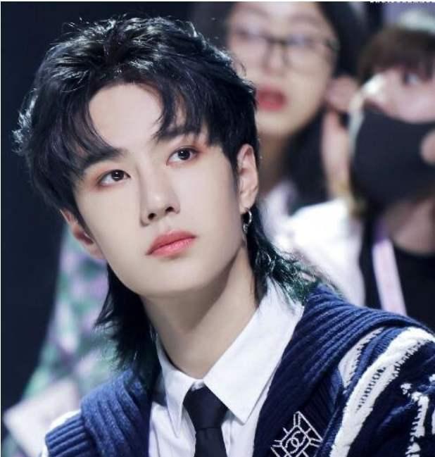 get不到帅点的男星?蔡徐坤全靠发型拯救,于朦胧人中长显老