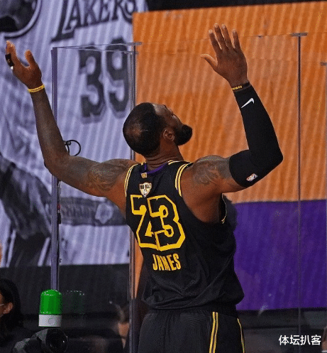 勒布朗·詹姆斯|40+13+7！35岁詹姆斯空砍5大纪录，赛后不开心，直接黑脸离场