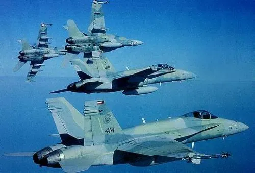 轰炸机|西沙群岛雾云密布，惊现“双航母群！B-52轰炸机\24小时不间断起降！