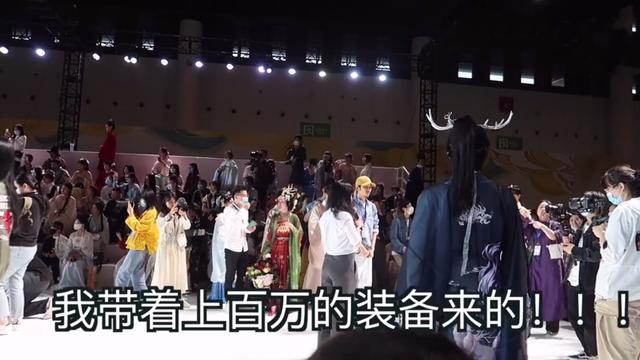 |史上首次“汉服秀”引众怒,现场网红、商家崩溃大哭,汉服圈炸了
