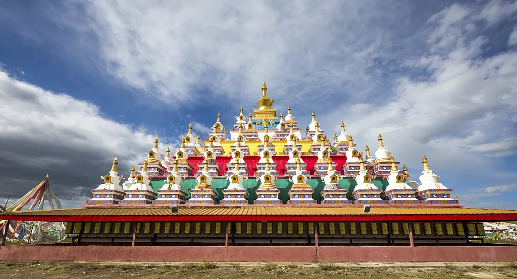 66号公路▲中国的66号公路！这条藏在川西的草原天路，每一帧都是流动的大片|思鹿旅行推荐