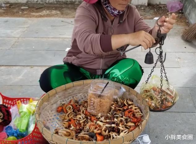 |大妈背着箩筐卖“它”，曾经在河边“泛滥成灾”，现在一斤要30元