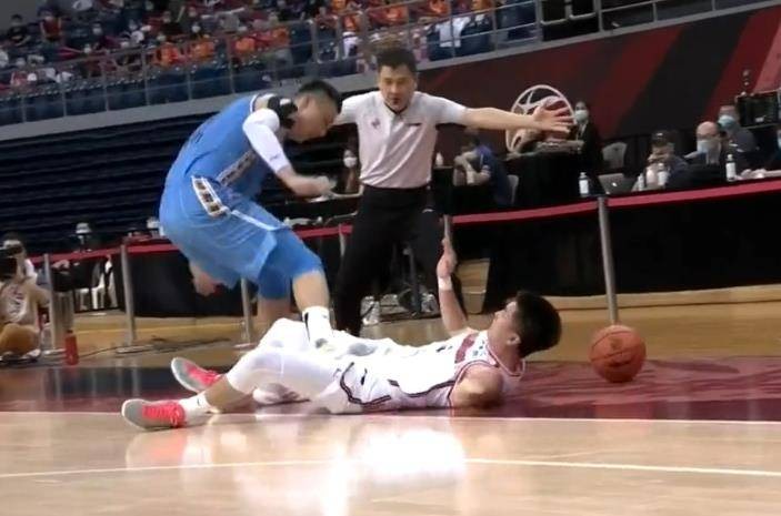 广东男篮|太黑了!广东全场5打8挺进总决赛!裁判这么帮北京都赢不了?