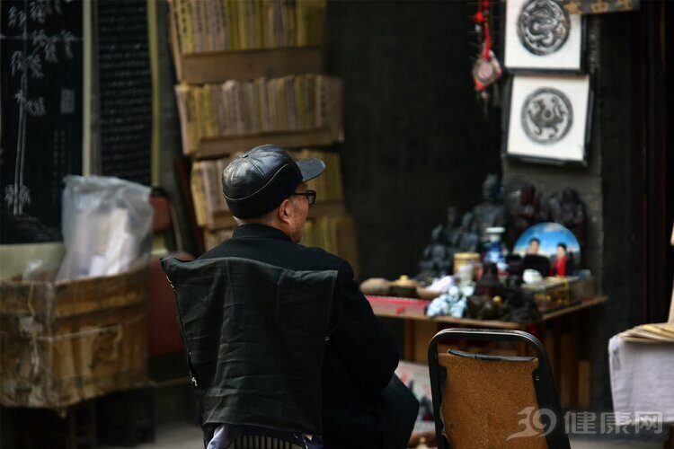 |不断增长的老年艾滋病患者：无处安放的生理需要