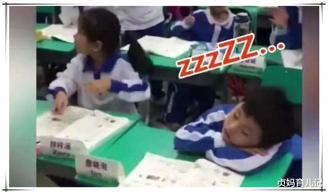 「」小学生上课睡觉,老师拍照片发家长群,家长怒斥:你不配做老师