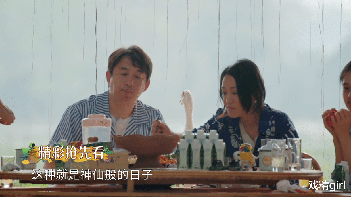 「周迅」《向往4》农活不好干：周迅戴墨镜搬香蕉，黄晓明搭灶劈柴最轻松