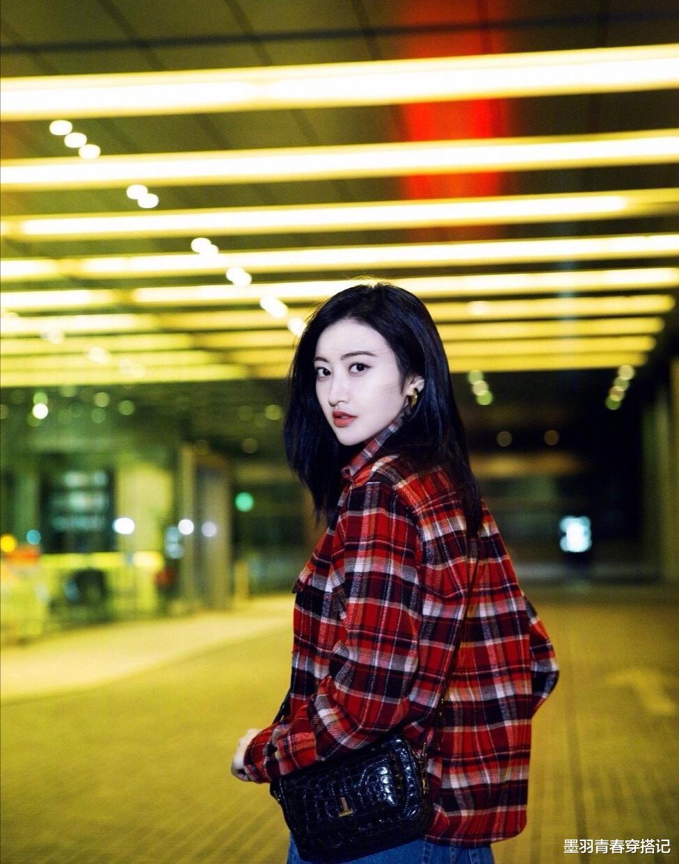 景甜|景甜剪短发美出新高度,格纹风衣搭白卫衣,一头栗色短发太洋气