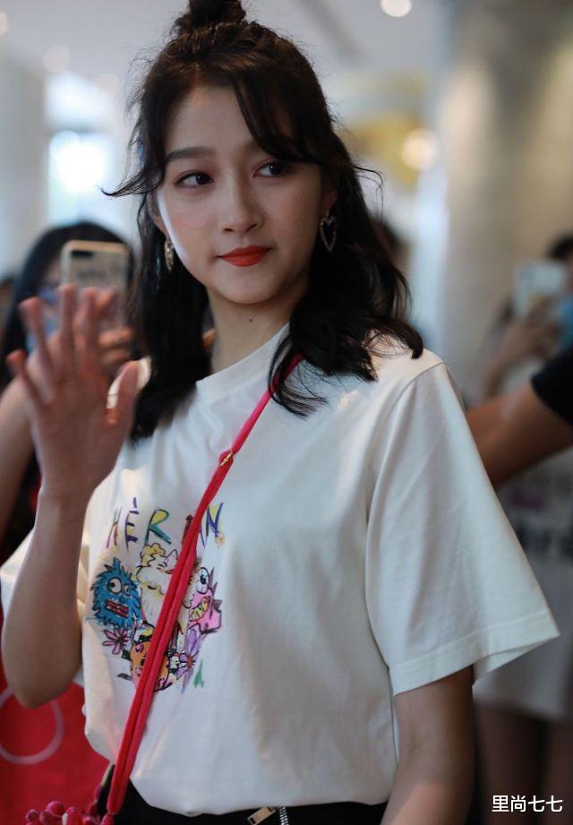 [发型]关晓彤真是被新发型毁了！剪刘海气质骤减年龄感增加，脸胖一大圈