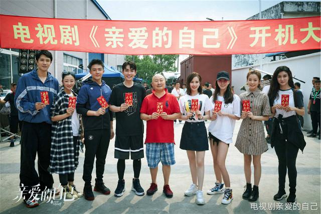 朱一龙■朱一龙弹吉他上热搜，我却更期待他和宋轶、阚清子、童瑶的未播剧