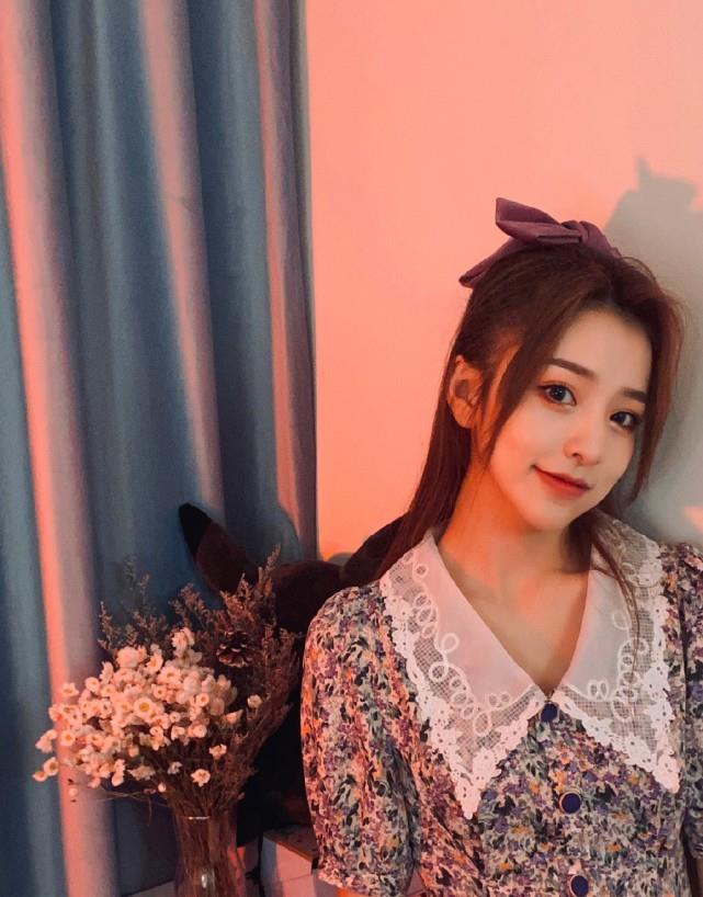 刘思瑶|刘思瑶晒与PGOne合影证明脸不方,但看到她妈妈的照片后,真相了