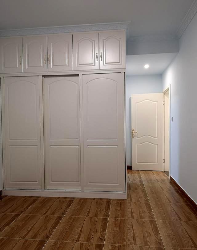 「」墙面不贴瓷砖，老婆坚持在新家打满柜子，这也太抢眼了吧