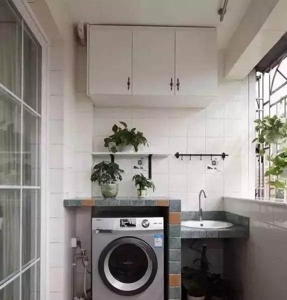 老婆在阳台腾出一平米, 做了个砖砌洗衣房, 实用又美观