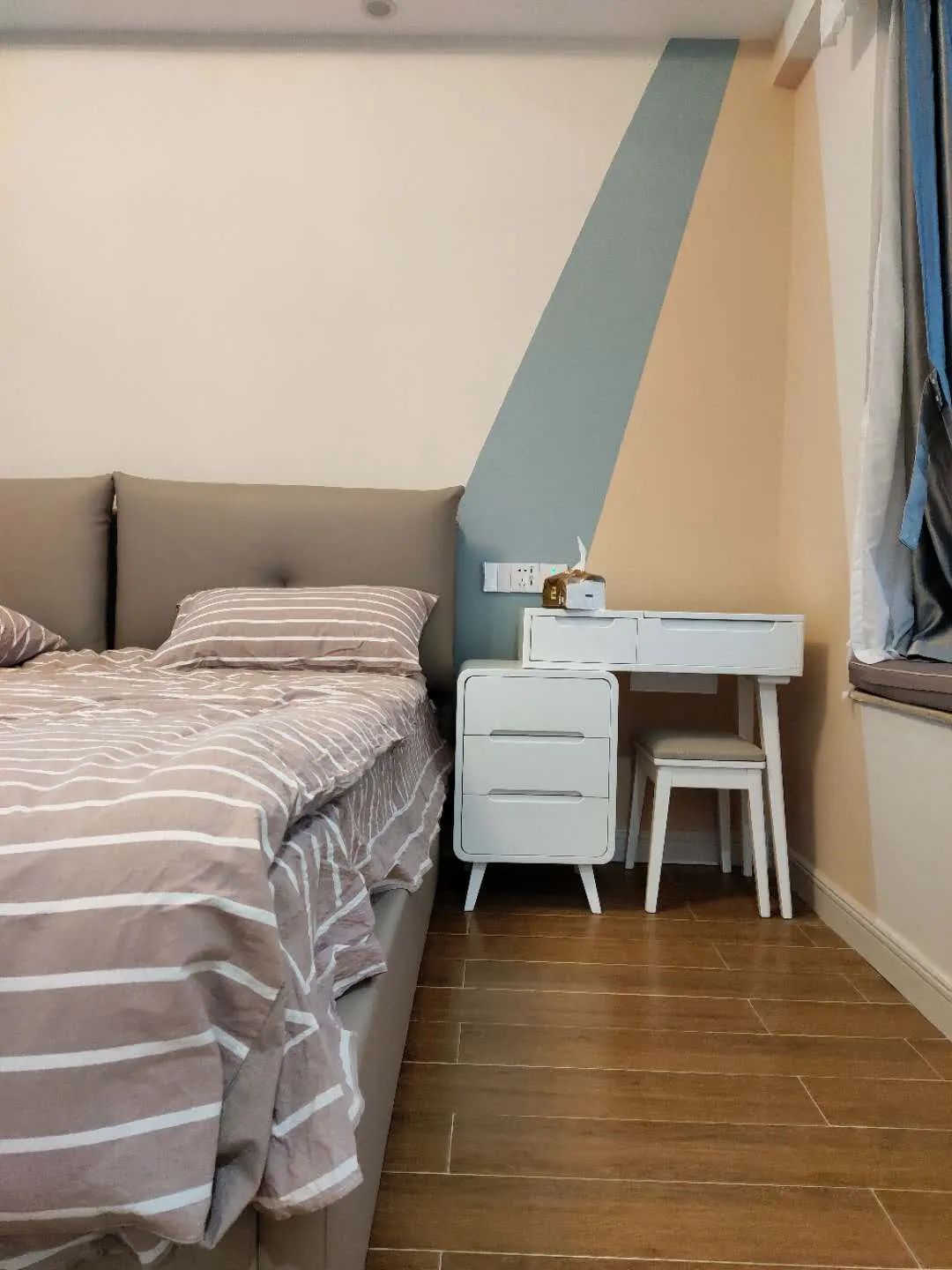 @卧室放不下床头柜，睡前眼镜、手机没处放？设计师家这样装，简直太棒！