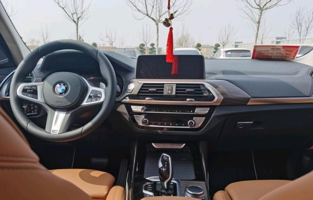 宝马X3▲宝马X3这款车怎么样？28i落地多少钱？看完这几个优缺点再买不迟