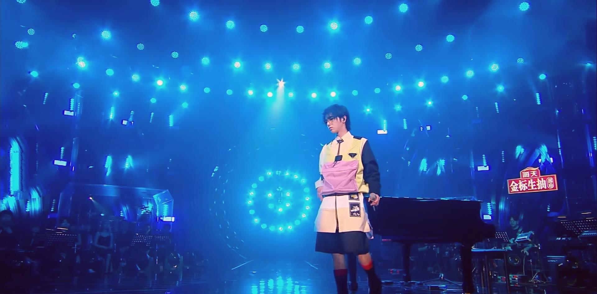 『华晨宇』华晨宇唱《强迫症》时，令人感动的细节，在钢琴前弹出对ET的在乎