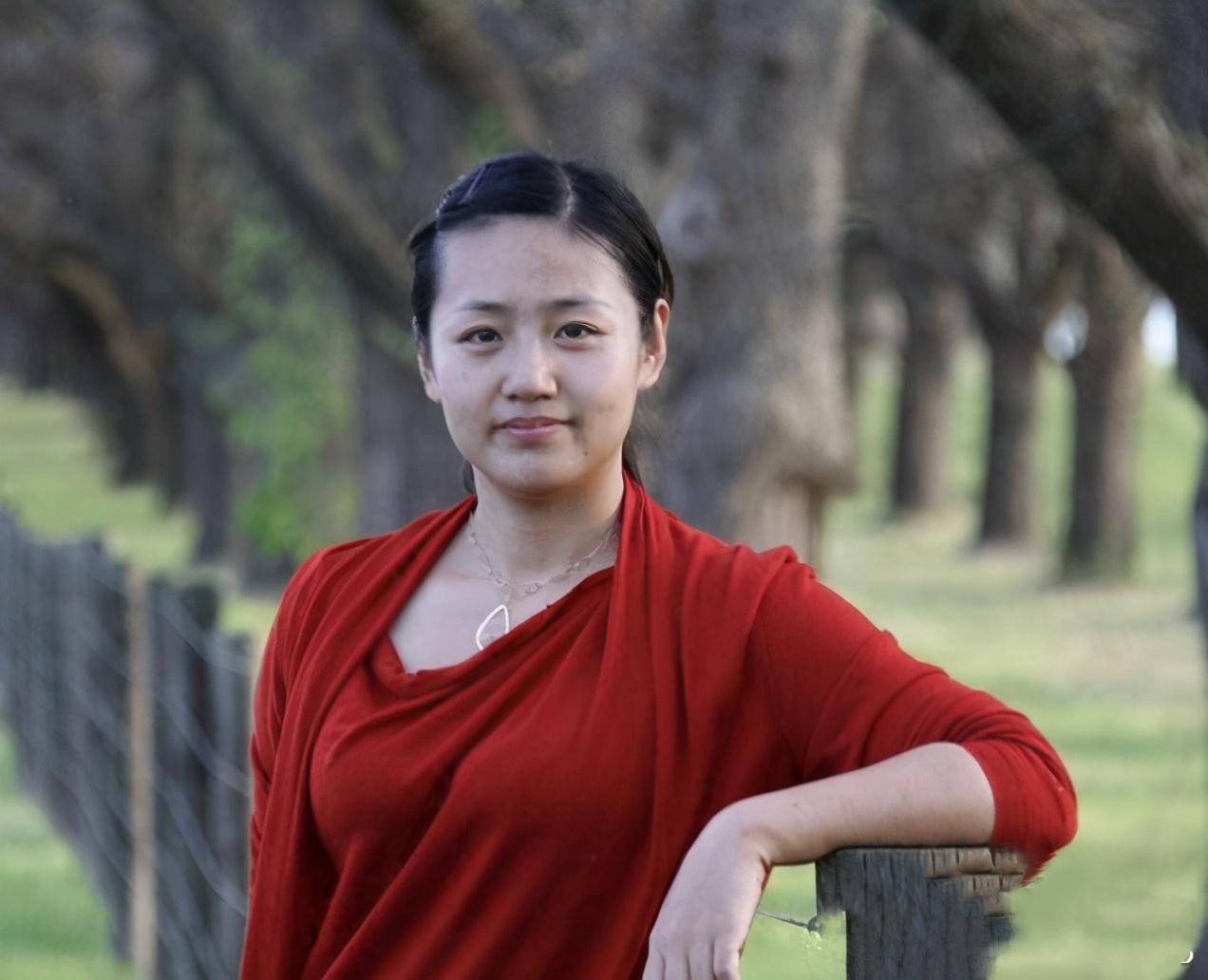 穿衣搭配|于谦小10岁老婆罕见现身！跟老公穿同款衣服，短发素颜略显发福