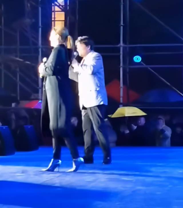 毕福剑|毕福剑献唱助农晚会！与美女插科打诨宝刀未老，观众冒雨撑伞捧场