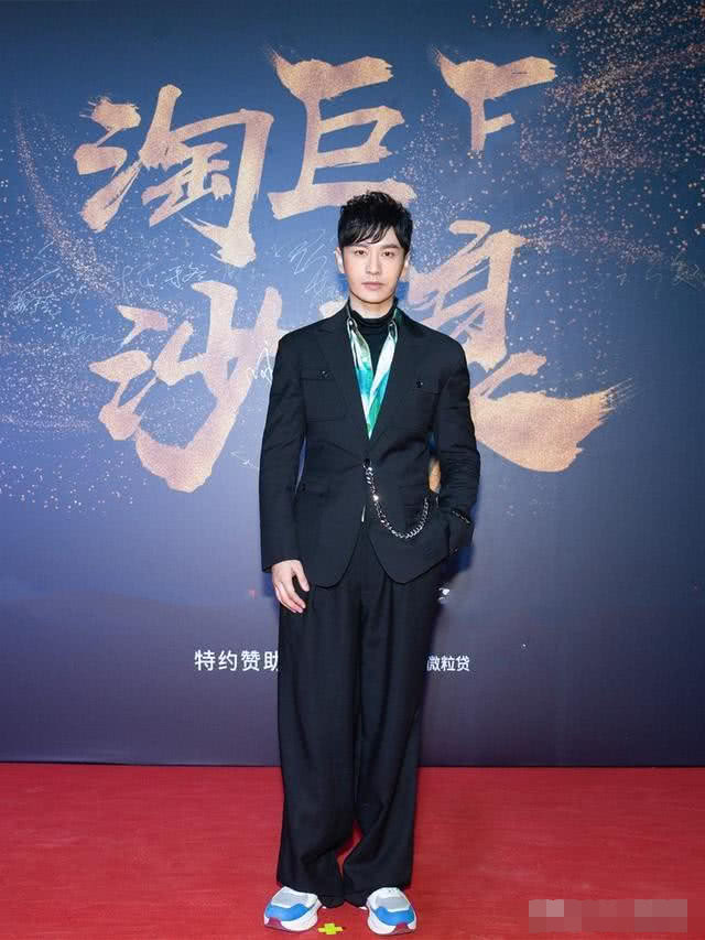 #西装#黄晓明换新发型,穿西装配阔腿裤不再油腻,43岁气质回春更耐看!