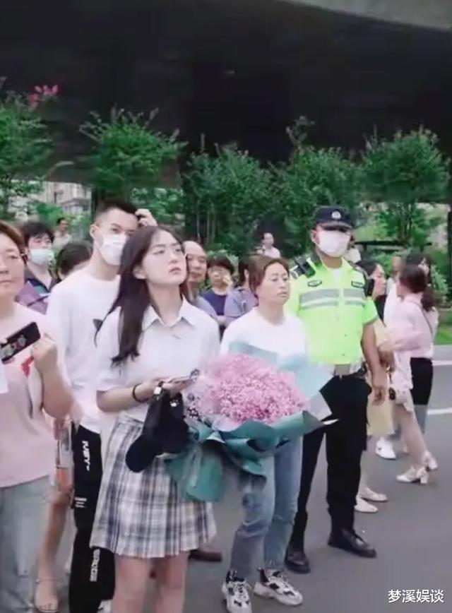 女孩|频繁上传美照，靠此涨粉两百多万，还说专心学业，无意当网红？