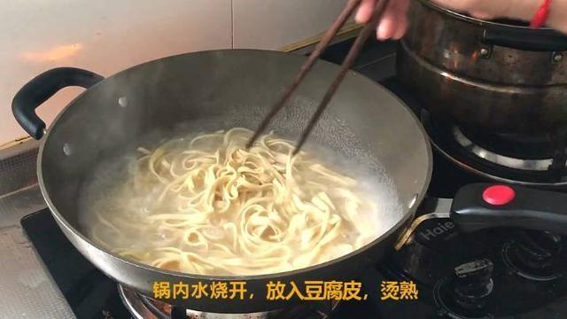 ##豆腐皮万万别再炒韭菜，教你个简单新做法，吃一口上瘾，太香了