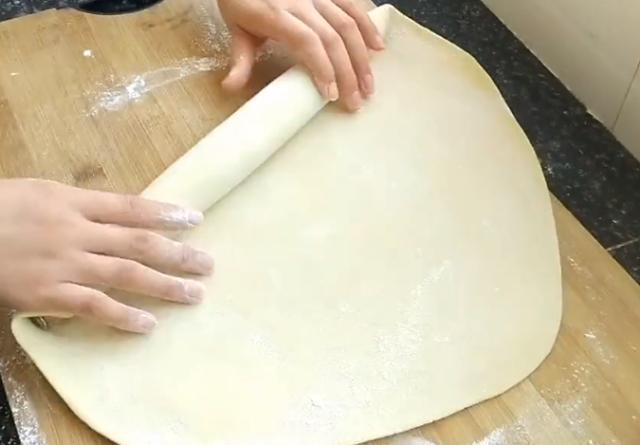 『手擀面』做手擀面不劲道还粘连？和面有妙招，除了加水再加点它