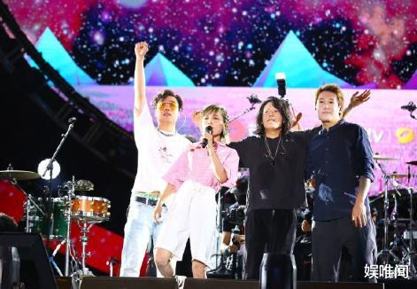 许飞|?真糊了？继P黄晓明结婚照删除道歉后，许飞参加音乐节仍被质疑