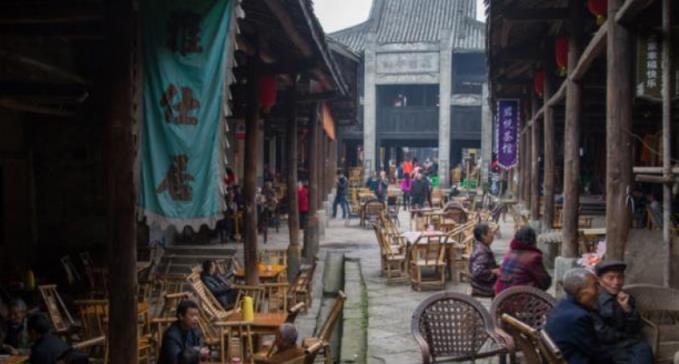 古镇|此地藏着我国“最怪”的古镇，当地人依旧过着明清生活，与世无争