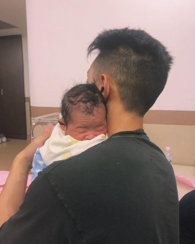 「高以翔」鼻酸！高以翔女友晒两人抱娃合照，再次向他喊话诉无尽思念