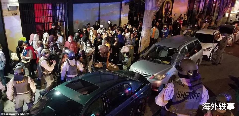 規模空前！洛杉磯特警突襲兩派對，逮捕182人，現場盡是避孕套-圖10