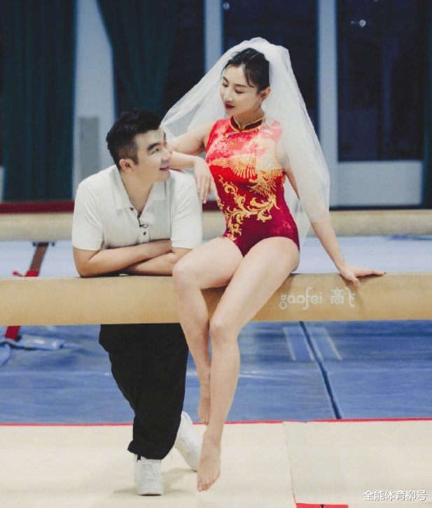 [陈冠希]最美奥运冠军何雯娜，12年前夺中国蹦床第一金，奥运战袍做婚纱