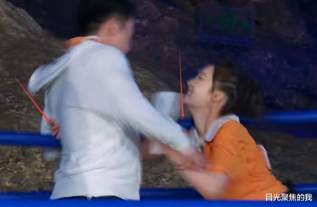 #李沁#郑恺抱着李沁撕她名牌，谁注意他的手放哪了？这是对老婆最大尊重