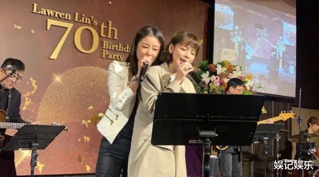 林心如|霍建华搂林心如拍照，动作霸气又甜宠，用歌词跟老婆表白太有心