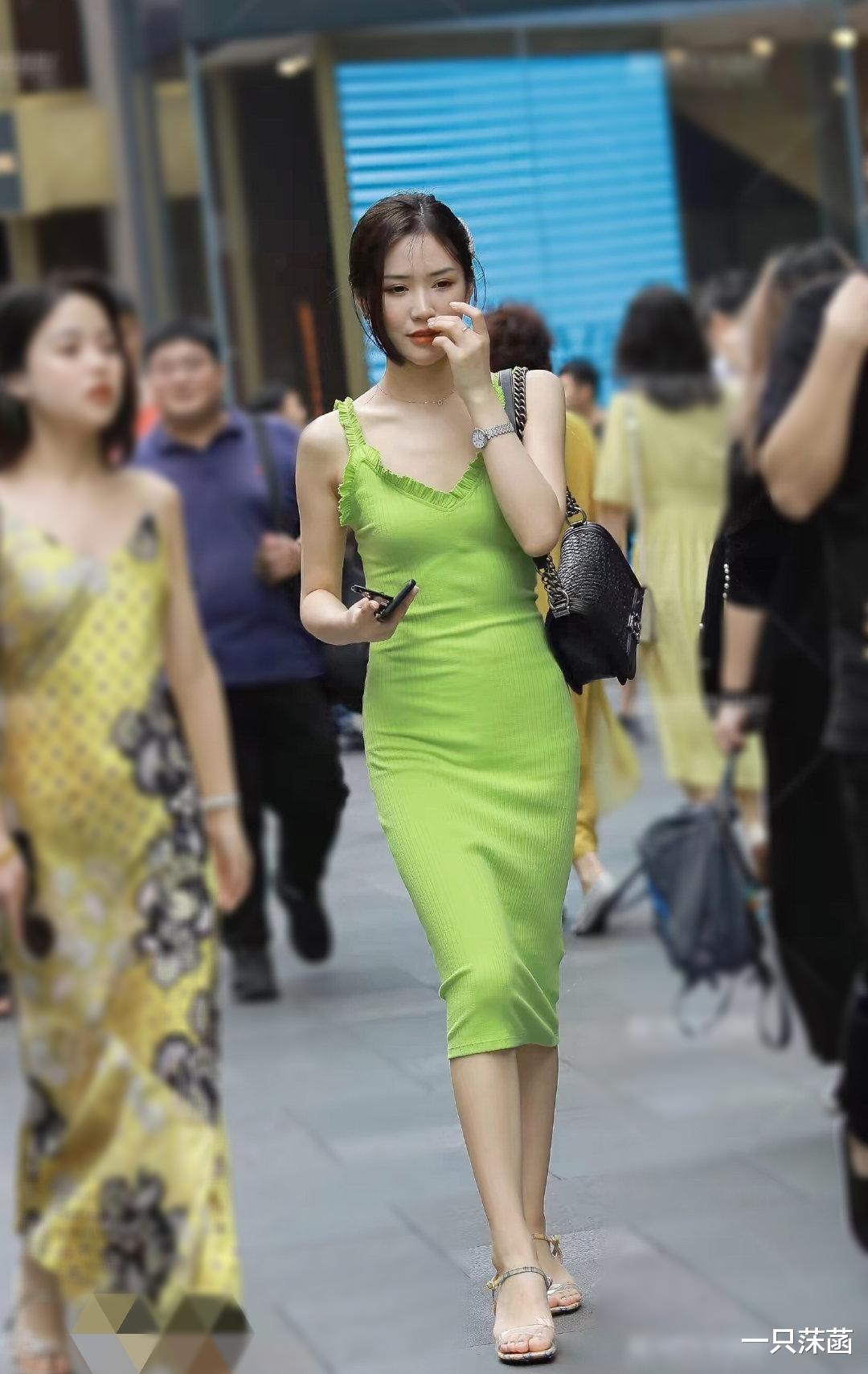 姐姐|姐姐逛街带厚妆，穿青绿修身裙配黑包，美得不像话