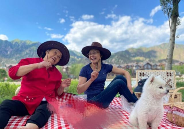 「苗苗」苗苗携娘家女眷野炊,郑凯无露脸资格,网友:看鼻子就知已怀孕!