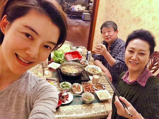 车晓|车晓母亲王丽云晒一家三口，前夫罕见出镜！离婚后关系依旧很好