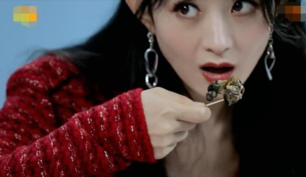 赵丽颖|赵丽颖吃超大田螺,却被王一博给嫌弃?小声说了句话全场都尴尬了!