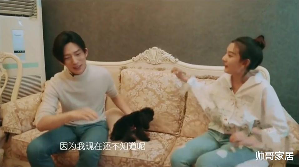 |宋祖儿的loft公寓！玄关衣帽间成快递仓，护栏晾衣服真接地气