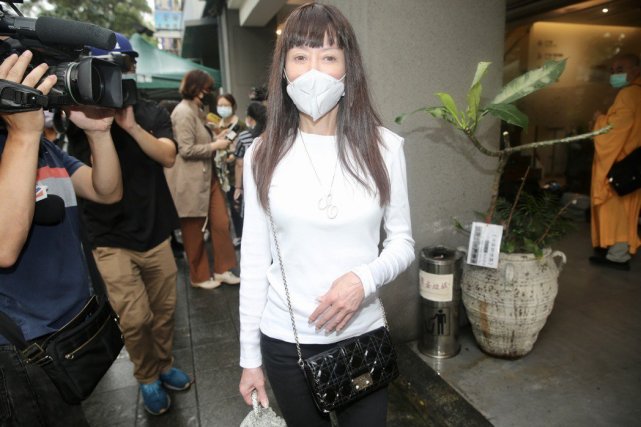 罗霈颖|59岁罗霈颖猝逝两天才被发现，不婚不育拥过亿资产只交鲜肉男友