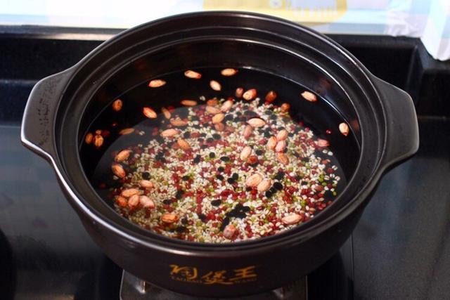 「阿胶」“穷人的阿胶”被发现，成本才5元，补血益气脸色好，腮红都省了
