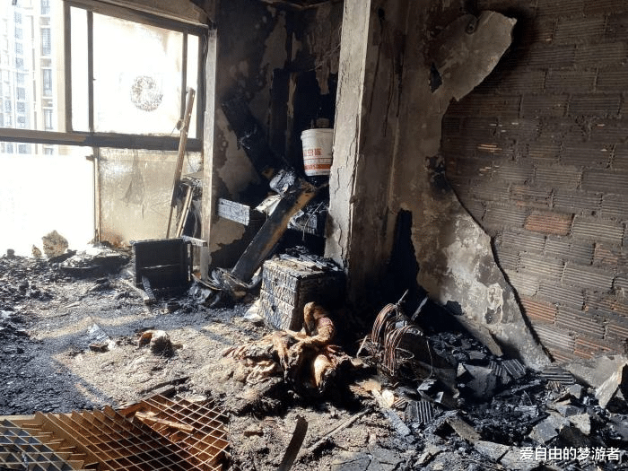 爱自由的梦游者 合肥一高中生“小太阳”烘烤衣服引发火灾，房间一片狼藉